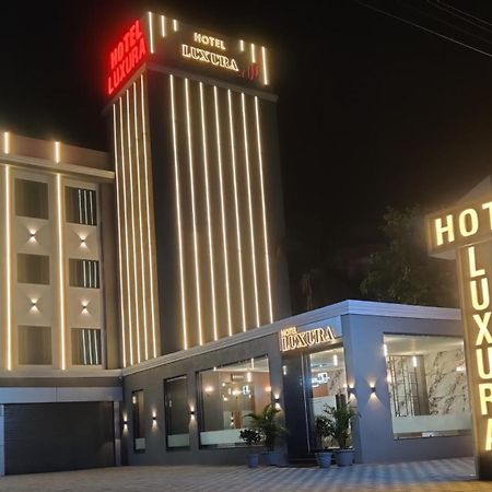 Hotel Luxura, Ahmedabad Exterior foto