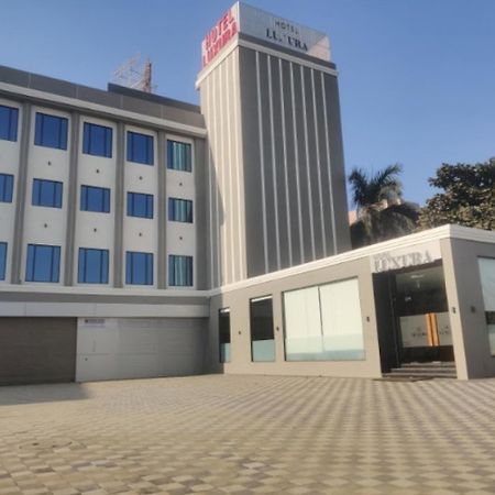 Hotel Luxura, Ahmedabad Exterior foto
