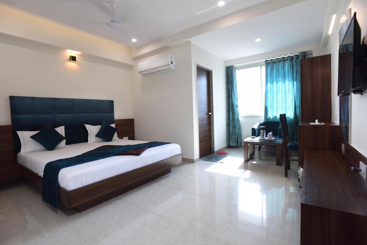 Hotel Luxura, Ahmedabad Exterior foto